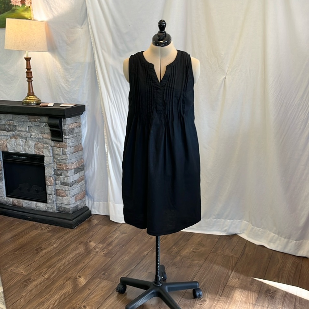 Women’s black linen shift dress